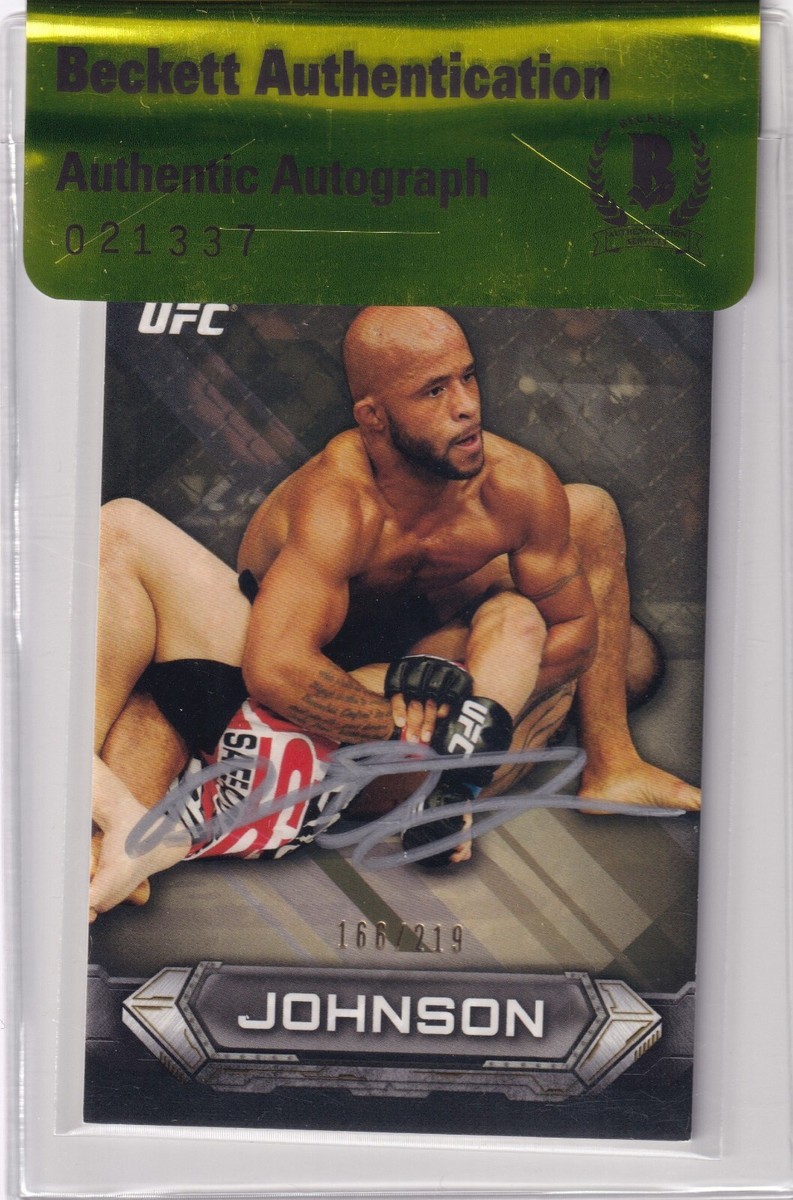 Demetrious Johnson Signed 2014 Topps UFC Knockout Gold Card #64