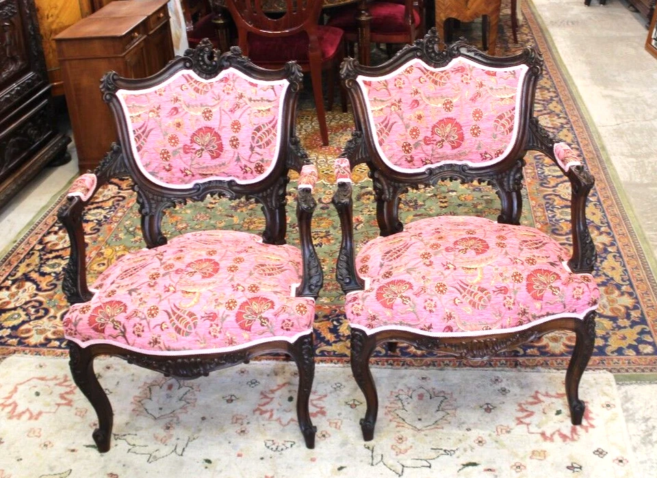 Par de sillones Luis XV tallados en nogal | Juego antiguo francés tapizado rosa Foto 2 de 4