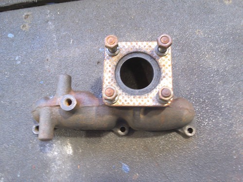 KUBOTA D902 EXHAUST MANIFOLD.