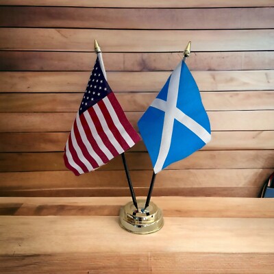 USA UND SCHOTTLAND (HELLBLAU) TISCHFLAGGE SET 2 Flaggen plus GOLDENER SOCKEL 26cm hoch