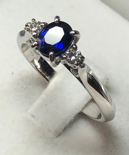Anello in Oro Bianco 750°/°° 18kt. Zaffiro Birmano Naturale e Diamanti Valenza - Foto 4 di 9