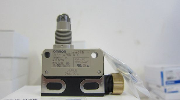 OMRON リミットスイッチ D4E-1A20N 10個 Omron D4E-1A20N Limit Switch D4E1A20N New In Box Free