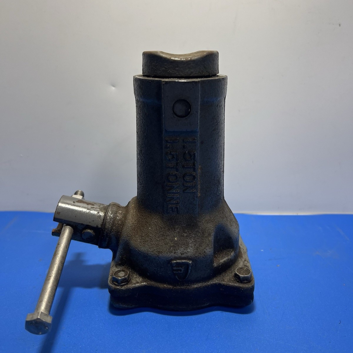 Vintage 1.5 Ton Screw Bottle Jack – Heavy Duty Cast Iron Car Lift