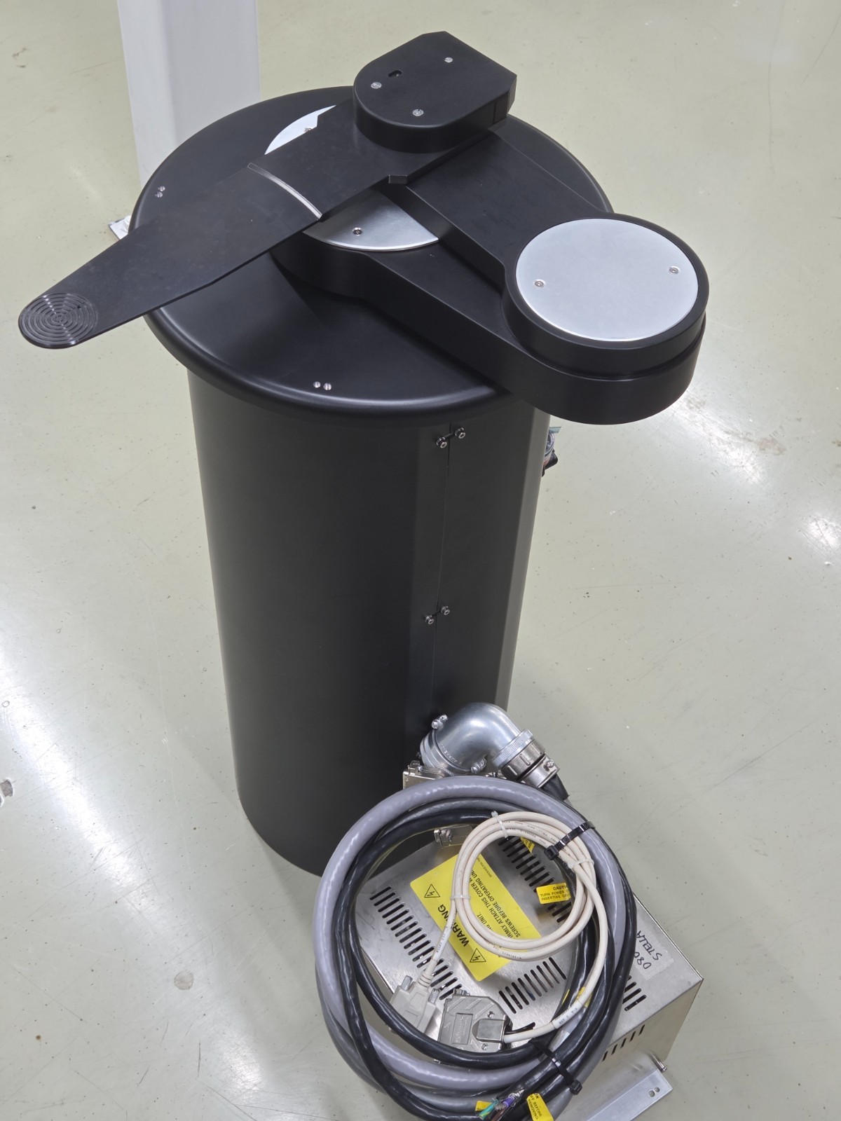 Brooks Automation CLASS I LASER PRODUCT 002-7090-04 ROBOT & 101374 CONTROLLER