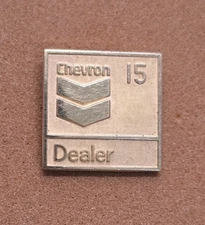 VINTAGE CHEVRON GAS AND OIL EMPLOYEE BADGE SERVICE AWARD GOLD PIN