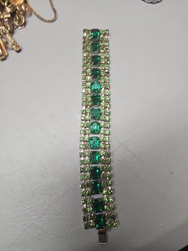 Vintage Armband, goldfarben 5-reihig Strass dunkler Smaragd & hellgrün UV GLOW