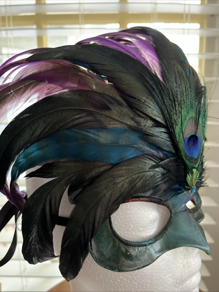 Máscara Artesanal Cuero Plumas Sonja Schaefer Circa 1998 Firmada De Colección Foto 3 de 4