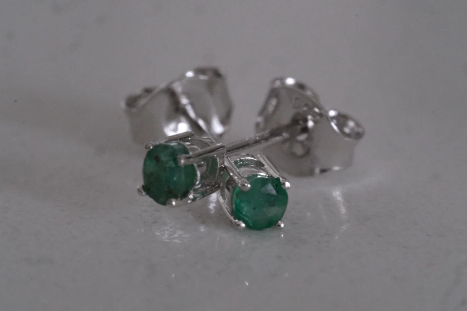 Aretes de platino esmeralda colombiana natural de 2,5 mm Foto 2 de 2