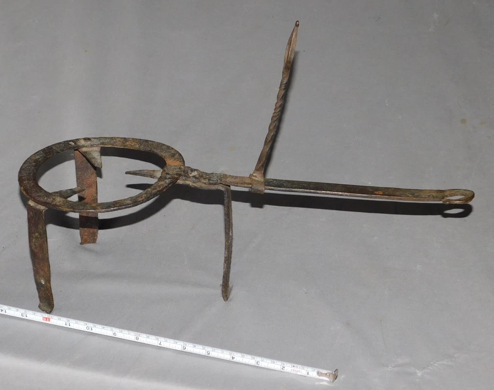 Antigua chimenea de hierro forjado remache tostadora siglo XVIII trípode hecho por herrero Foto 3 de 4