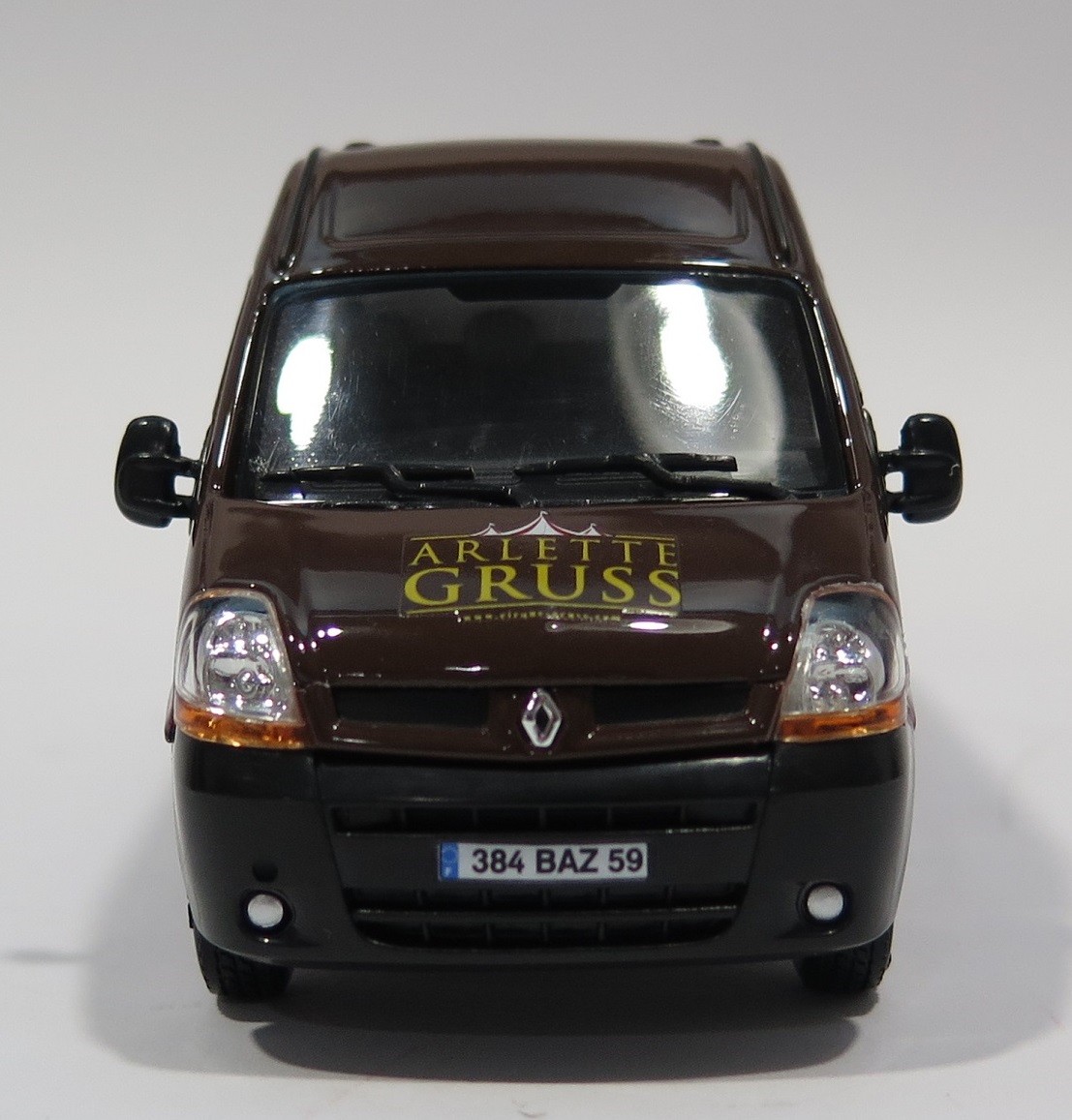 Fourgon Renault Master Eligor Cirque Arlette Gruss 1/43 souvenir des convois de légende