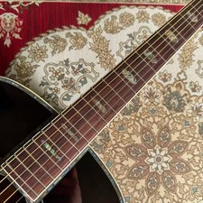 Guitarra acústica con tapa de abeto macizo con diapasón de palisandro