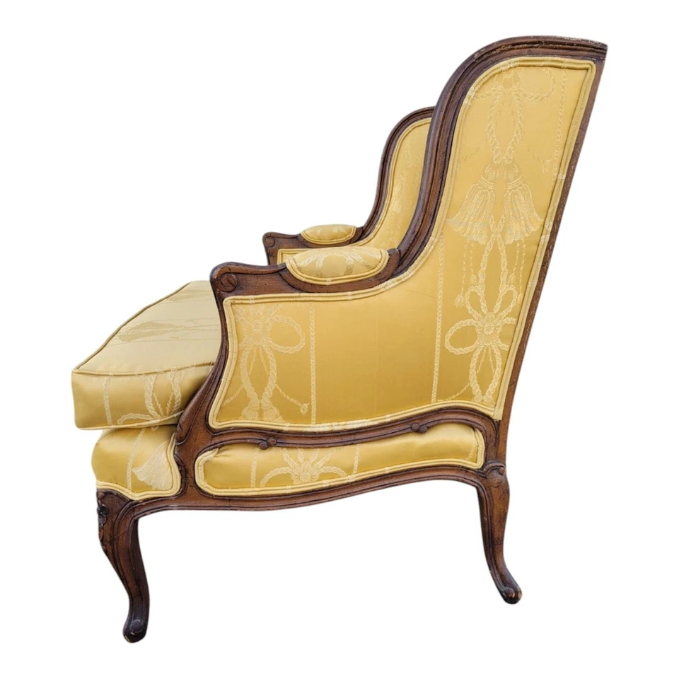 20 世纪 40 年代乡村法国胡桃木客厅椅 - 全新内饰黄色面料 — 第 4/4 张图片