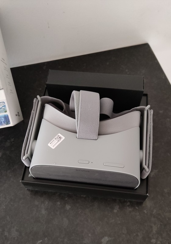 Oculus Go All-In-One VR Headset (READ DESCRIPTION)