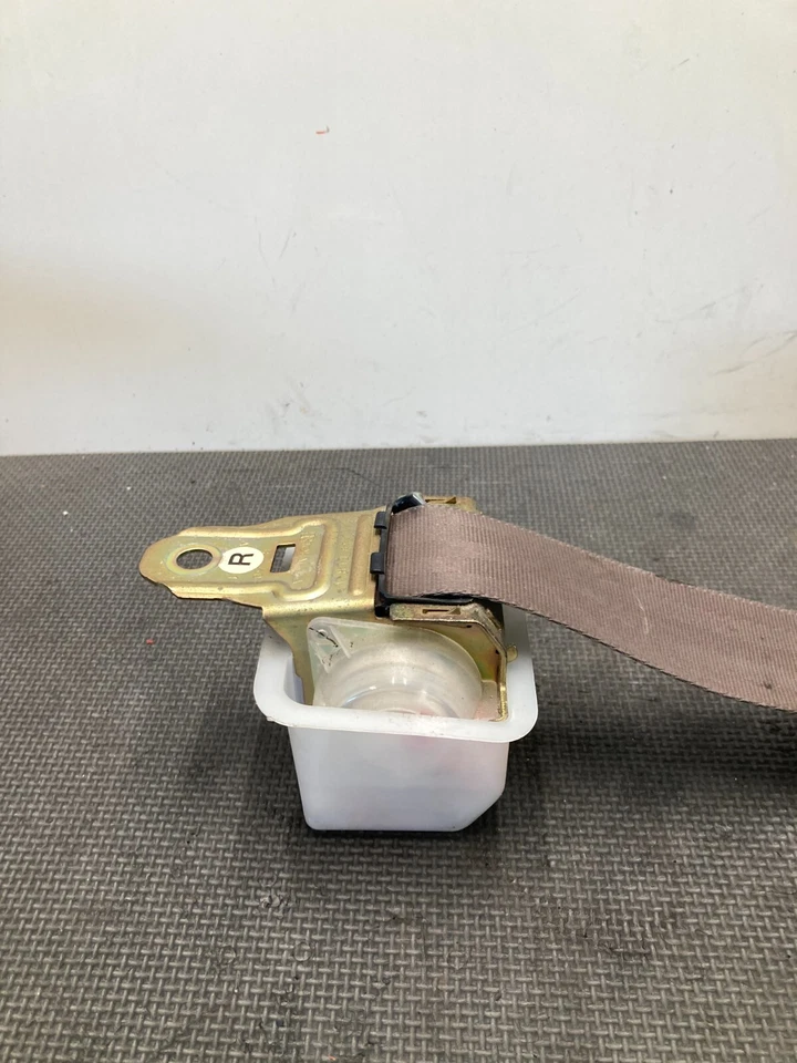 Оригинальный бежевый натяжитель заднего ремня безопасности для правостороннего пассажира Lexus SC400 92-2000 годов выпуска - Изображение 4 из 4