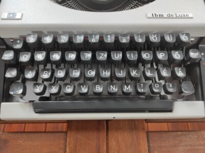 Unis TBM De Luxe vintage German typewriter in good condition