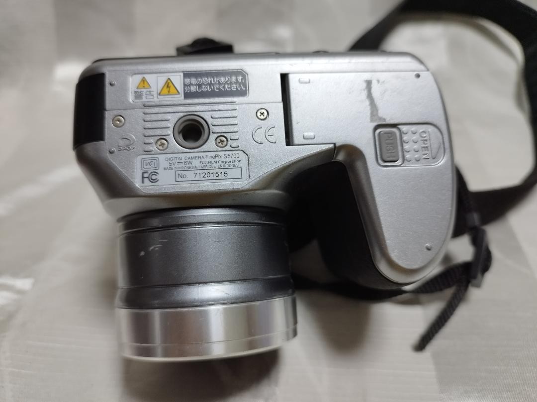 FUJIFILM FinePix S5700 digital camera AA battery powered