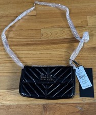 Borsa a tracolla Nicole Miller New York nera trapuntata con tracolla catena tono oro