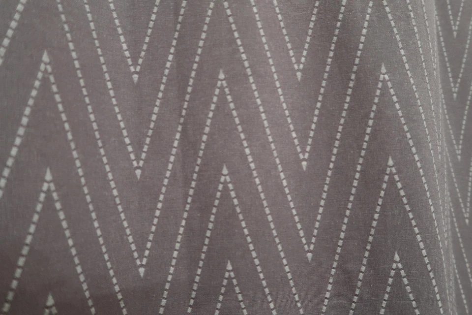 Elegante cortina de ducha de tela con patrón Chevron gris umbral Foto 4 de 4