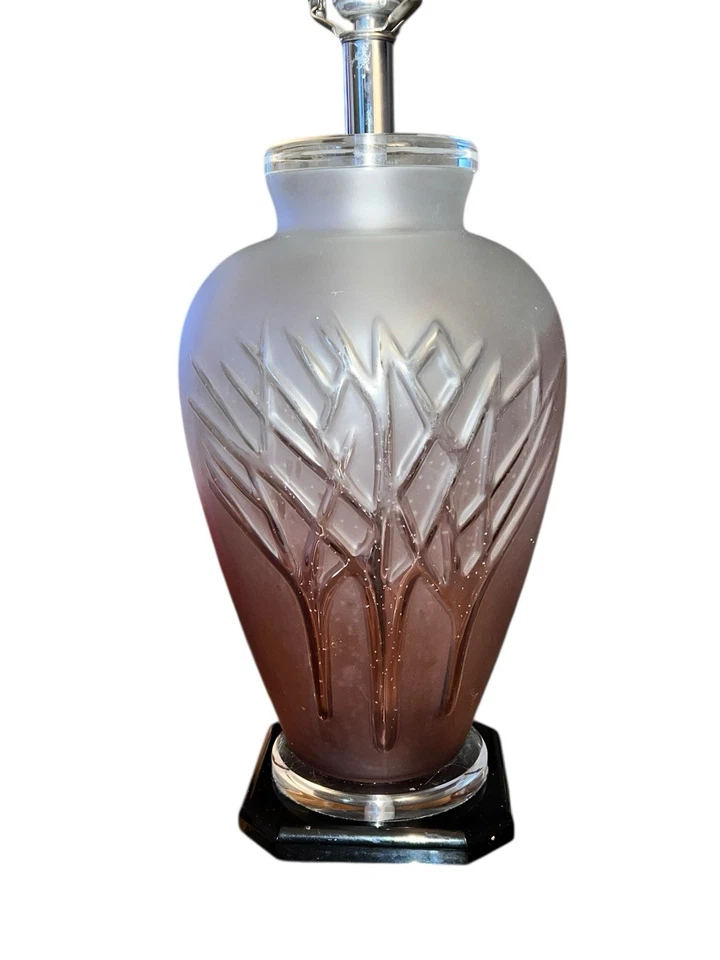 Lámpara de mesa vintage moderna de mediados de siglo de vidrio púrpura esmerilado y Lucite Foto 2 de 4