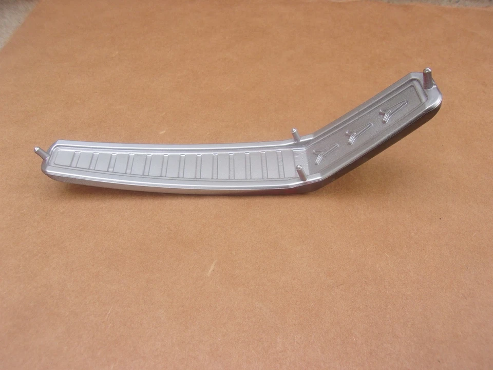  NUEVO 1965 Plymouth Fury II III Rejilla Adorno Plástico Medallón Emblema Foto 3 de 3