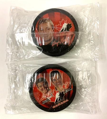 TEAM CANADA NHL 2002 McDONALDS HOCKEY PUCKS / WAYNE GRETZKY / SCOTT NIEDERMAYER - Foto 2 di 3