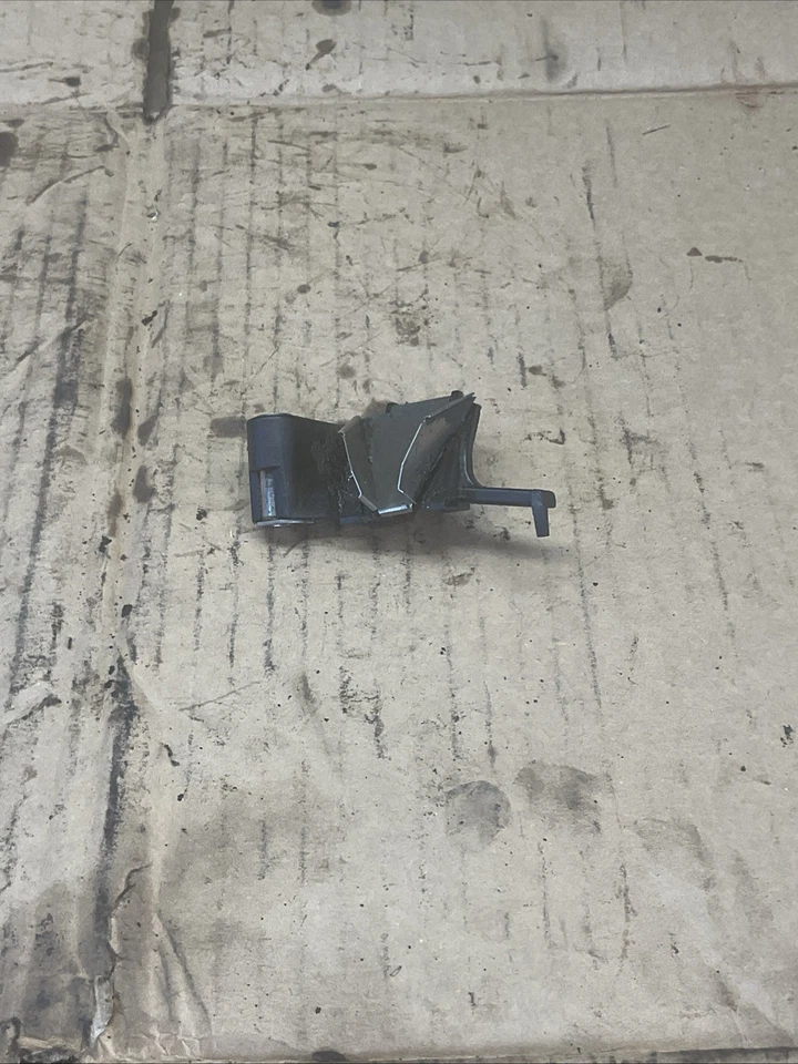 03-06 Infiniti G35 Nissan 350Z Oil Level Gauge Bracket Guide 11150-AM610 - Image 2 of 4