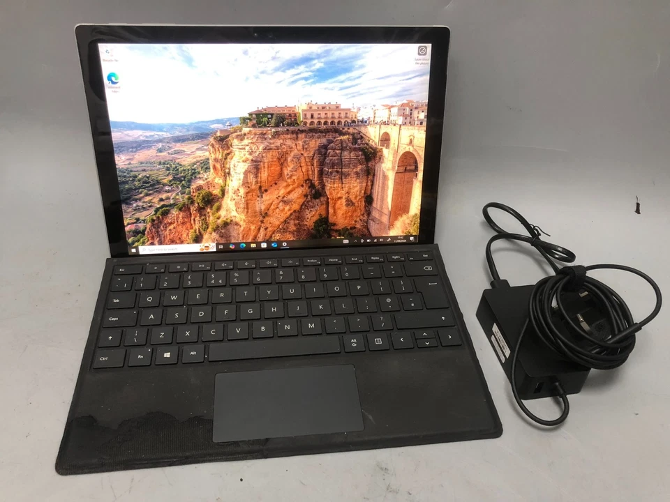 Microsoft Surface Pro 4 i5-6300U 8GB 256GBSSD HD graphics QHD,  Win 10 Pro+PSU - Image 2 of 4