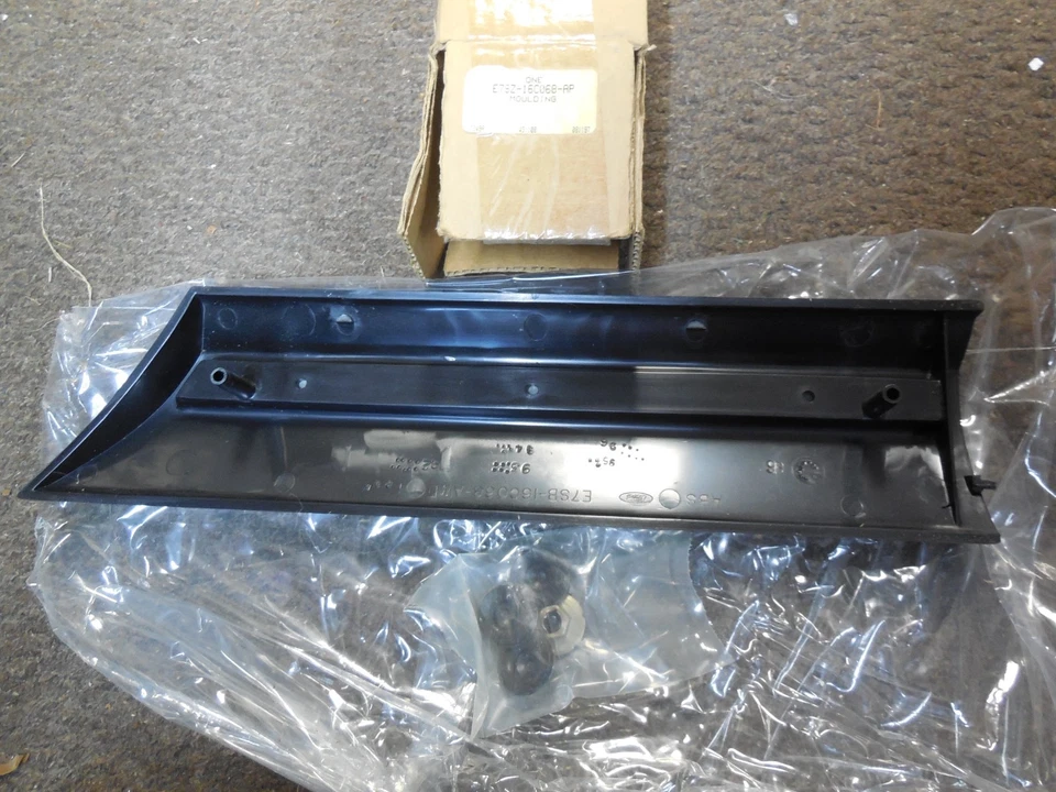 NOS 1987-1988 Ford Thunderbird Front Fender Trim Moulding E7SZ-16C068-AP - Image 3 of 4