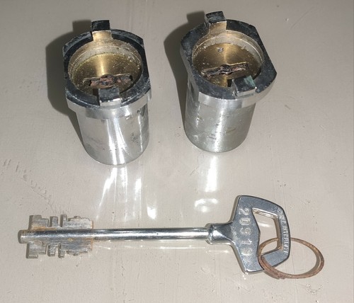 2 CANON SERRURE laiton et acier DENY AVEC 1 CLEE