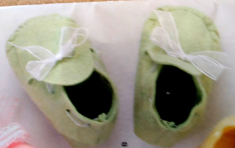 It's So Easy SIMPLICITY 2397 Babies Felt Booties in 2 Styles Ribbons One Size - Image 3 of 4