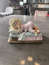 Vintage Music Box porcellana bambina che dorme nel letto con bambola tema Giappone Love Story