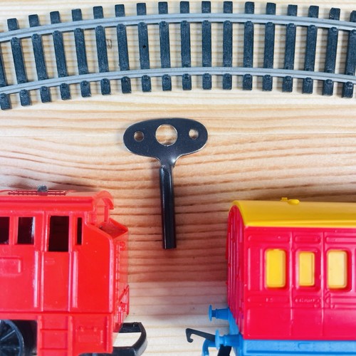 Hornby OO Gauge Clockwork Puffing Billy Train Set Locomotive Red 2571 & Track - Picture 3 of 9