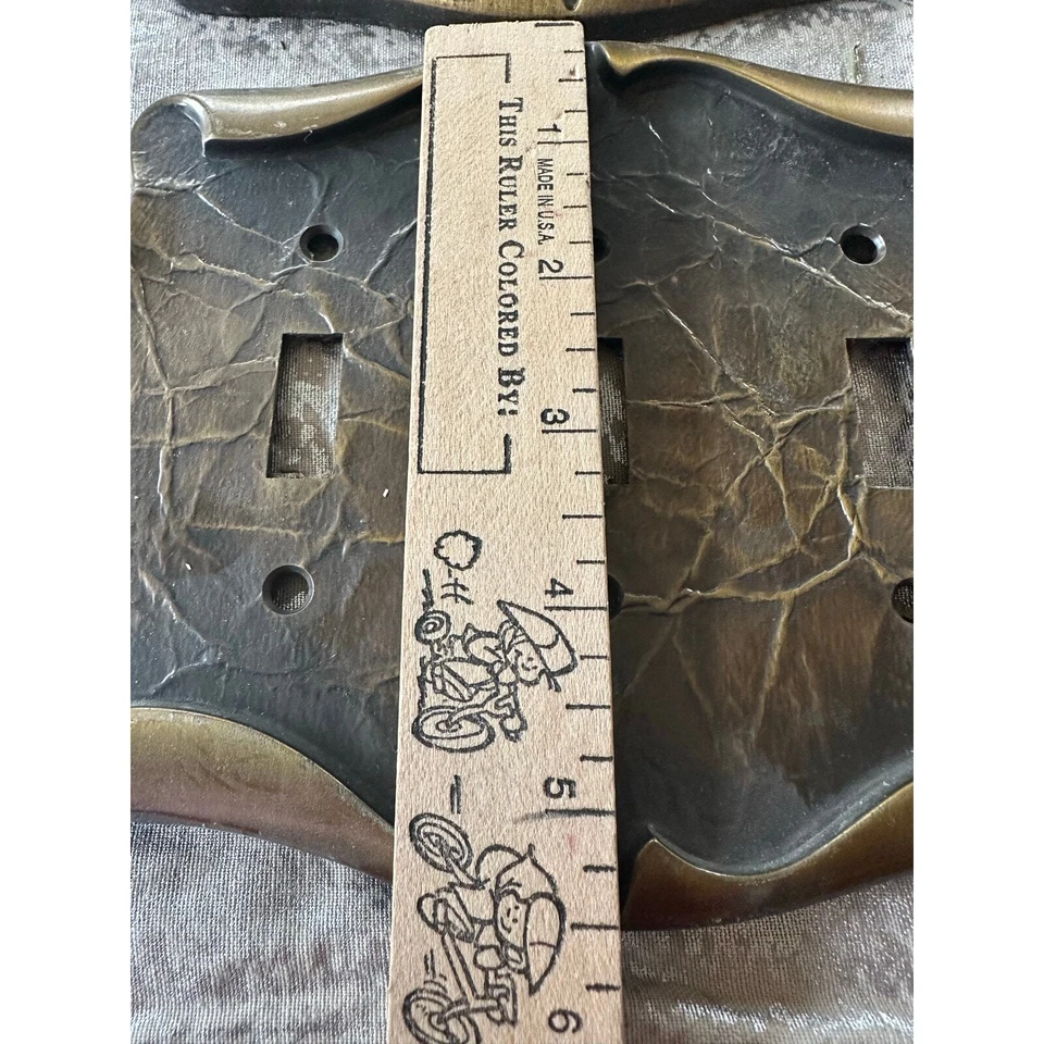 Juego de 4 placas de cubierta de interruptor de luz triple vintage ornamentadas de latón bronce Foto 3 de 4