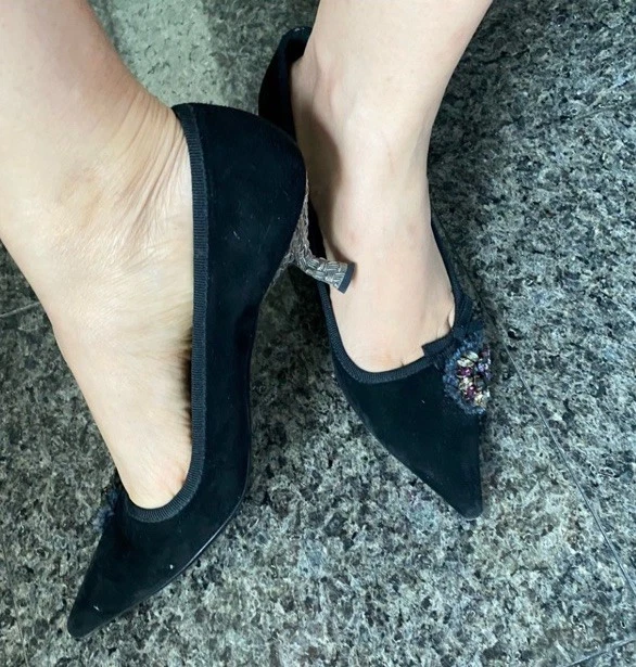 Zapato puntiagudo de cuero con lazo de cristal de gamuza de metal de gamuza con diamantes de imitación PRADA Foto 2 de 4