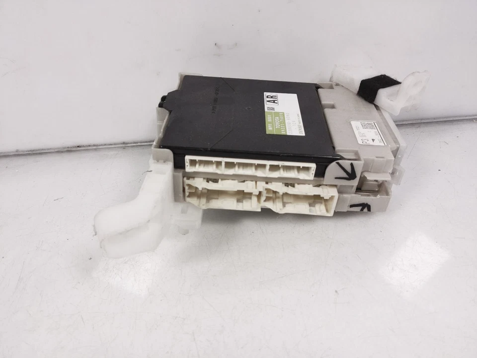 Lexus Ct200h 2013 Multiplex Fuse Box Control Module 89221-76070 *Broken Tab* - Image 4 of 4