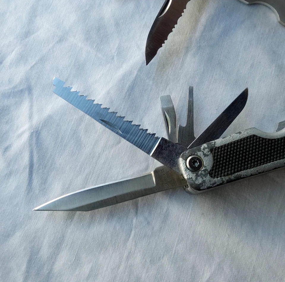 Vintage Ozark Trail Multi Tool Pliers, Knives Blades Saw and more.. Last one - Image 4 of 4