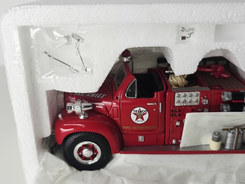 First Gear - 1960 B Model Pumper Texaco Fire Chief - 1:34 Diecast #19-2249 - Picture 5 of 12