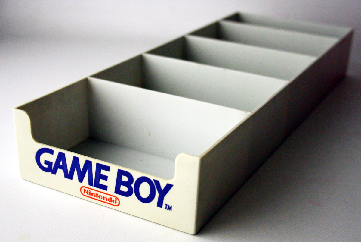 1X ULTRA RARE VINTAGE NINTENDO GAME BOY HARD PLASTIC DISPLAY CASE