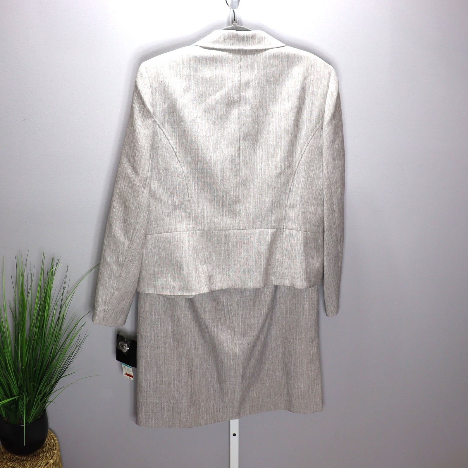 Le Suit Women’s 2PC Skirt Suit Size 16 NWT Gray Pinstripe Career Set