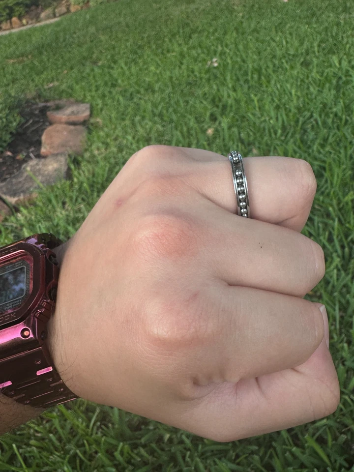 Anillo inquieto para ansiedad y TDAH | Anillo de movimiento ultra delgado Foto 3 de 4