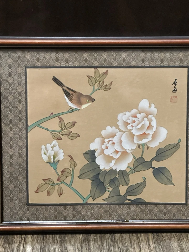 Pintura de seda arte japonés original firmada pájaro marrón flores blancas enmarcadas Foto 3 de 4