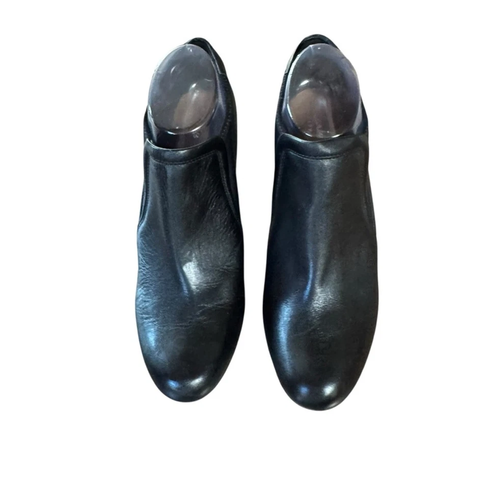 Zapato de tacón Clarks artesanal para mujer talla 9,5 de cuero negro sin cordones de goma de 3” Foto 2 de 4