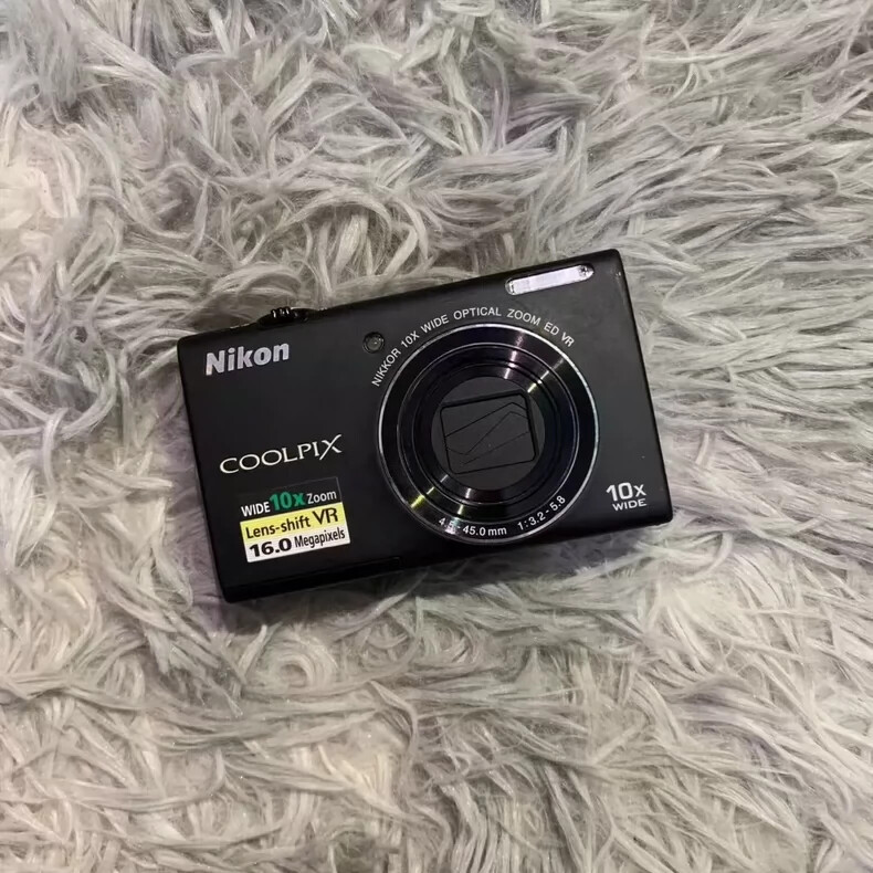 Nikon COOLPIX S6200 16.0MP Digital Camera 10 x Zoom Black