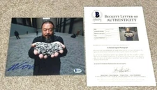 AI WEIWEI SIGNED 8X10 PHOTO ARTIST ACTIVIST CHINESE AUTHOR HUMAN FLOW VASE BAS A