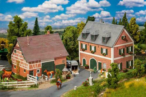 Haras en 2 bâtiments FALLER 130542 maquette de haras HO 1/87 en plastique pour diorama