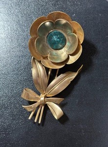 Antique Gold Tone Emerald Rhinestone Flower Fur Clip