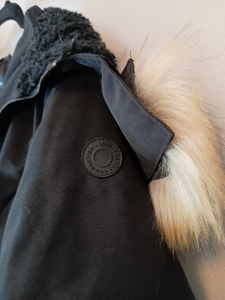 Parka para mujer French Connection con capucha ribete de piel sintética extra grande negra Foto 4 de 4