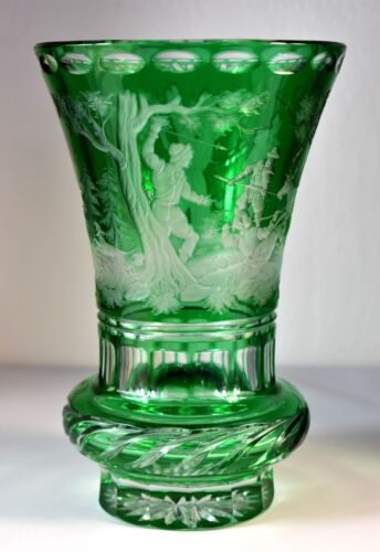 Vase vert superposé coupé scène de chasse gravée verre bohème 20ème siècle - Photo 1/13