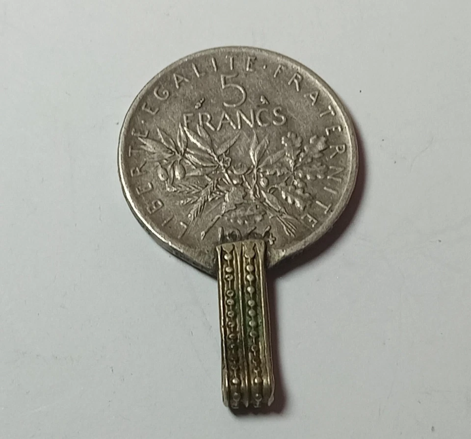 Un colgante antiguo único hecho de una moneda de plata antigua de Francia de 1964 Foto 4 de 4