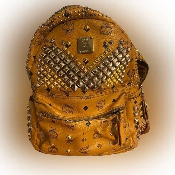 🎒Mochila mediana MCM coñac plateada y dorada con tachuelas *usada* M1976 ver fotos Foto 2 de 4